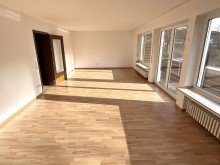 Wohnzimmer (1. OG) Attraktive Maisonette-Wohnung mit m�bliertem Dachgeschoss-Apartment im D�sseldorfer Uni-Viertel