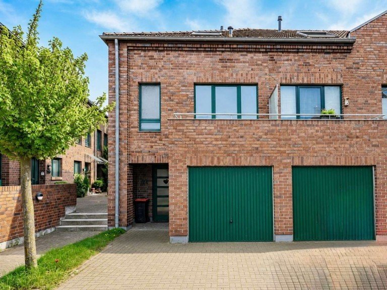 Au�enansicht Krefeld Haus Reihenendhaus in sch�ner Hofanlage von Krefeld-Oppum