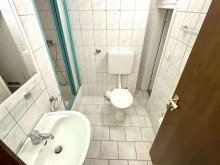 Duschbad (1. OG) Attraktive Maisonette-Wohnung mit m�bliertem Dachgeschoss-Apartment im D�sseldorfer Uni-Viertel