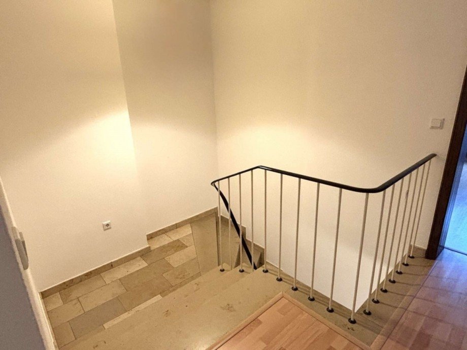 Treppe ins 2. OG Maisonettewohnung D�sseldorf