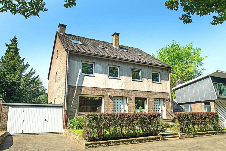 Vorderansicht ist Zweifamilienhaus D�sseldorf