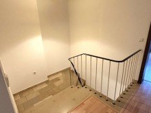 Treppe ins 2. OG Attraktive Maisonette-Wohnung mit m�bliertem Dachgeschoss-Apartment im D�sseldorfer Uni-Viertel